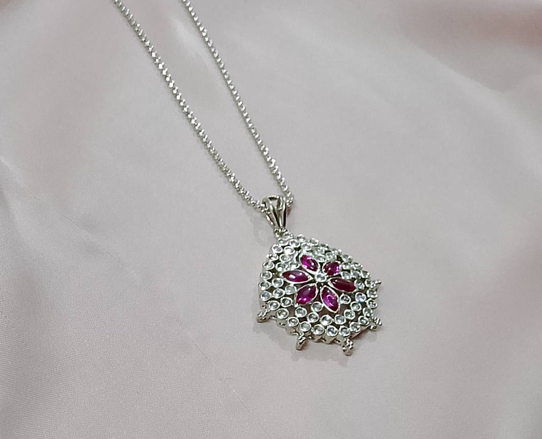 Elegant Silver Floral Necklace