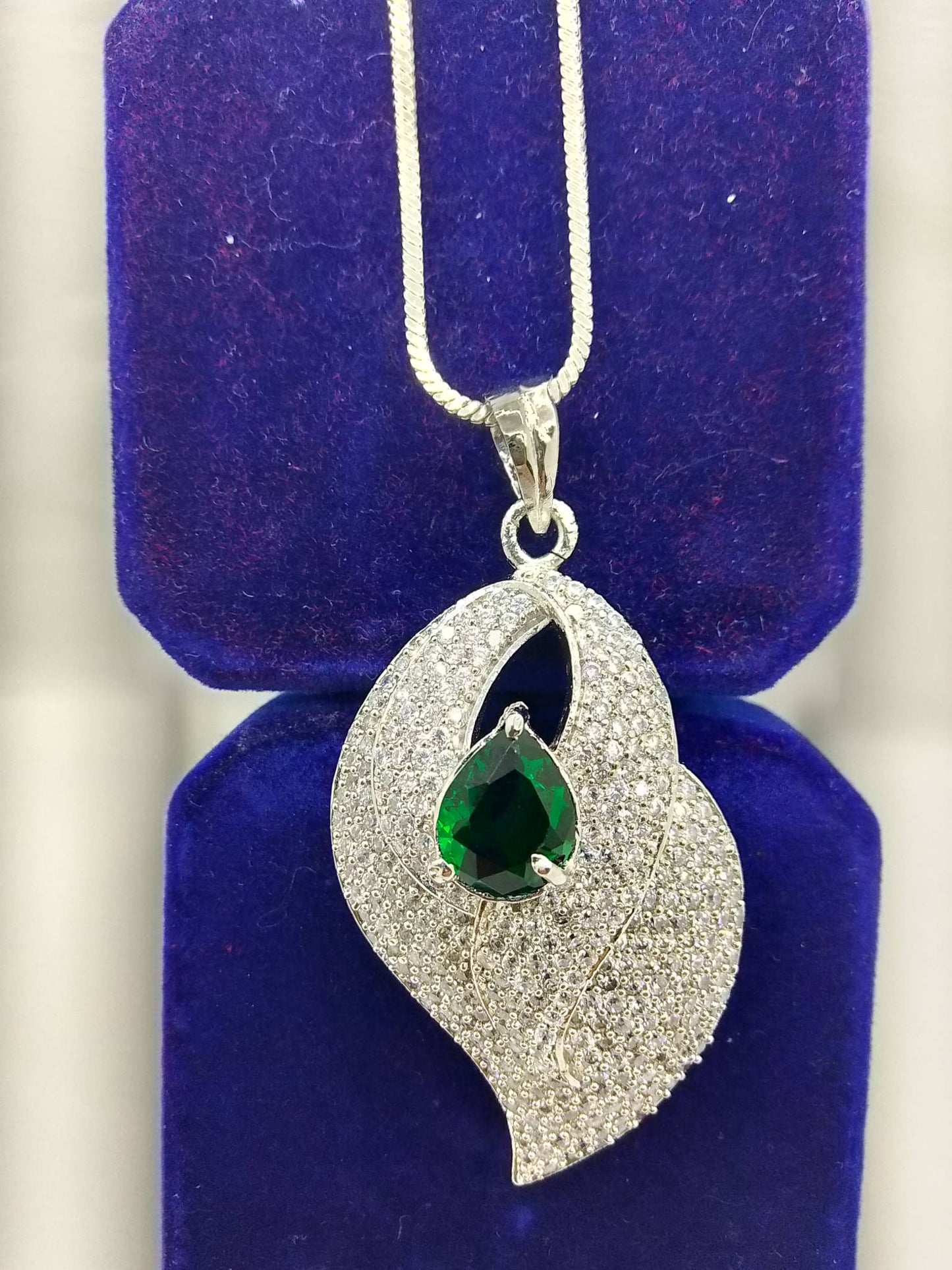 Elegant Green Stone Leaf Pendant – Premium Artificial Necklace