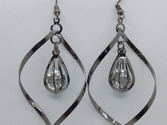Black Star Crystal Drop Earrings – Elegant Twisted Design