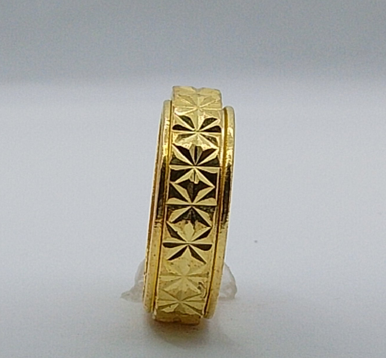 Classic Star-Pattern Gold Finish
