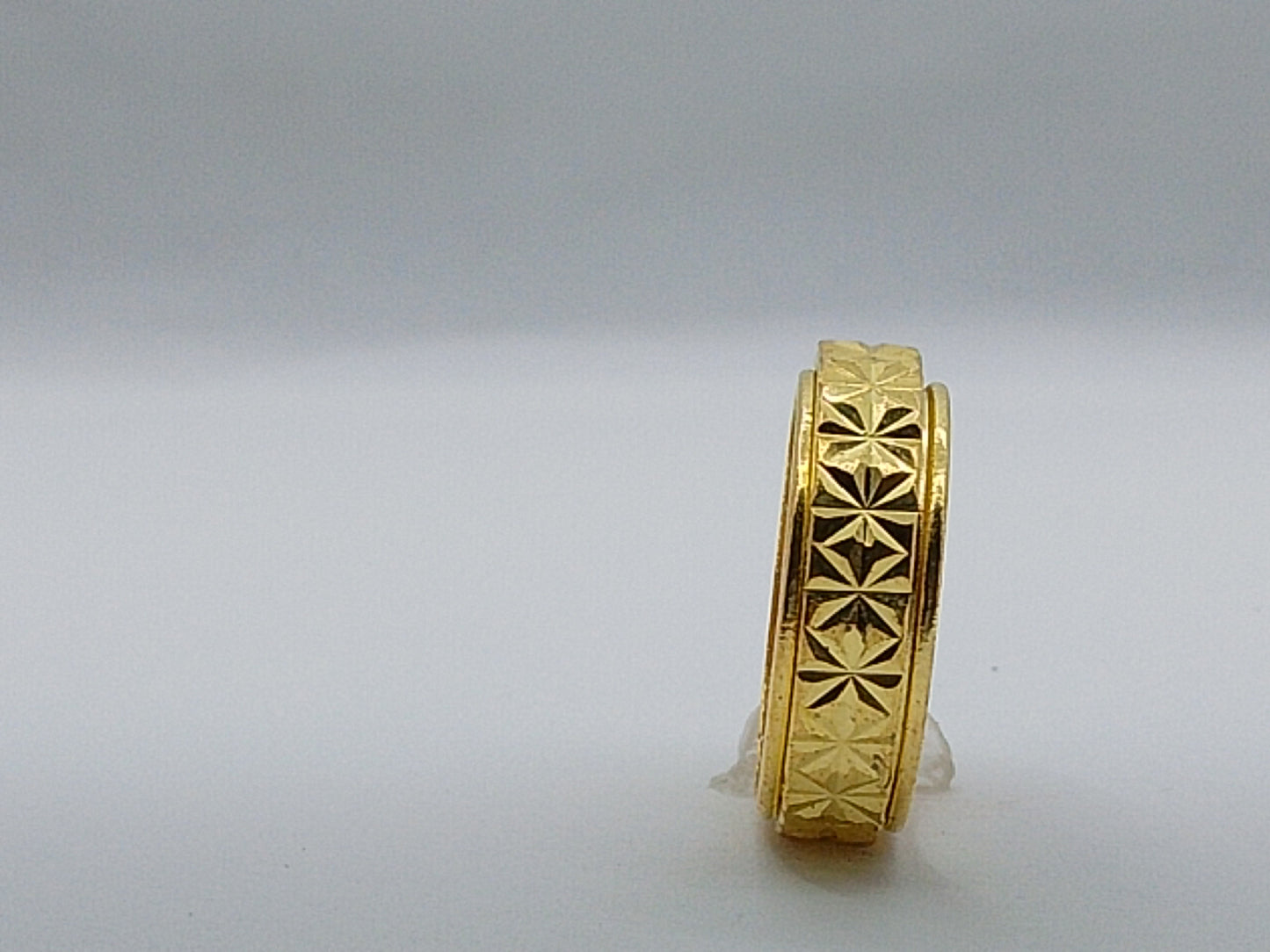 Classic Star-Pattern Gold Finish