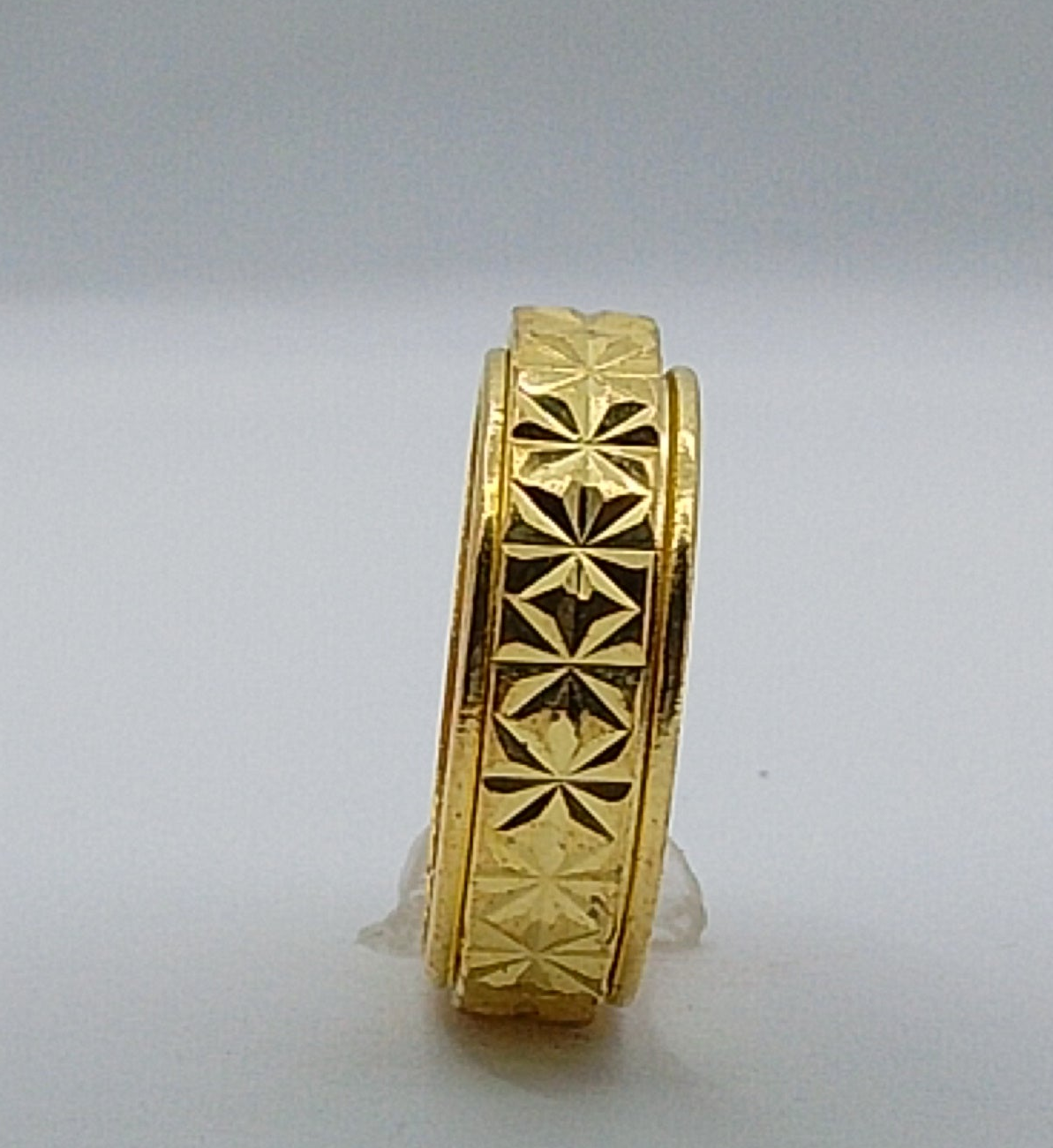 Classic Star-Pattern Gold Finish