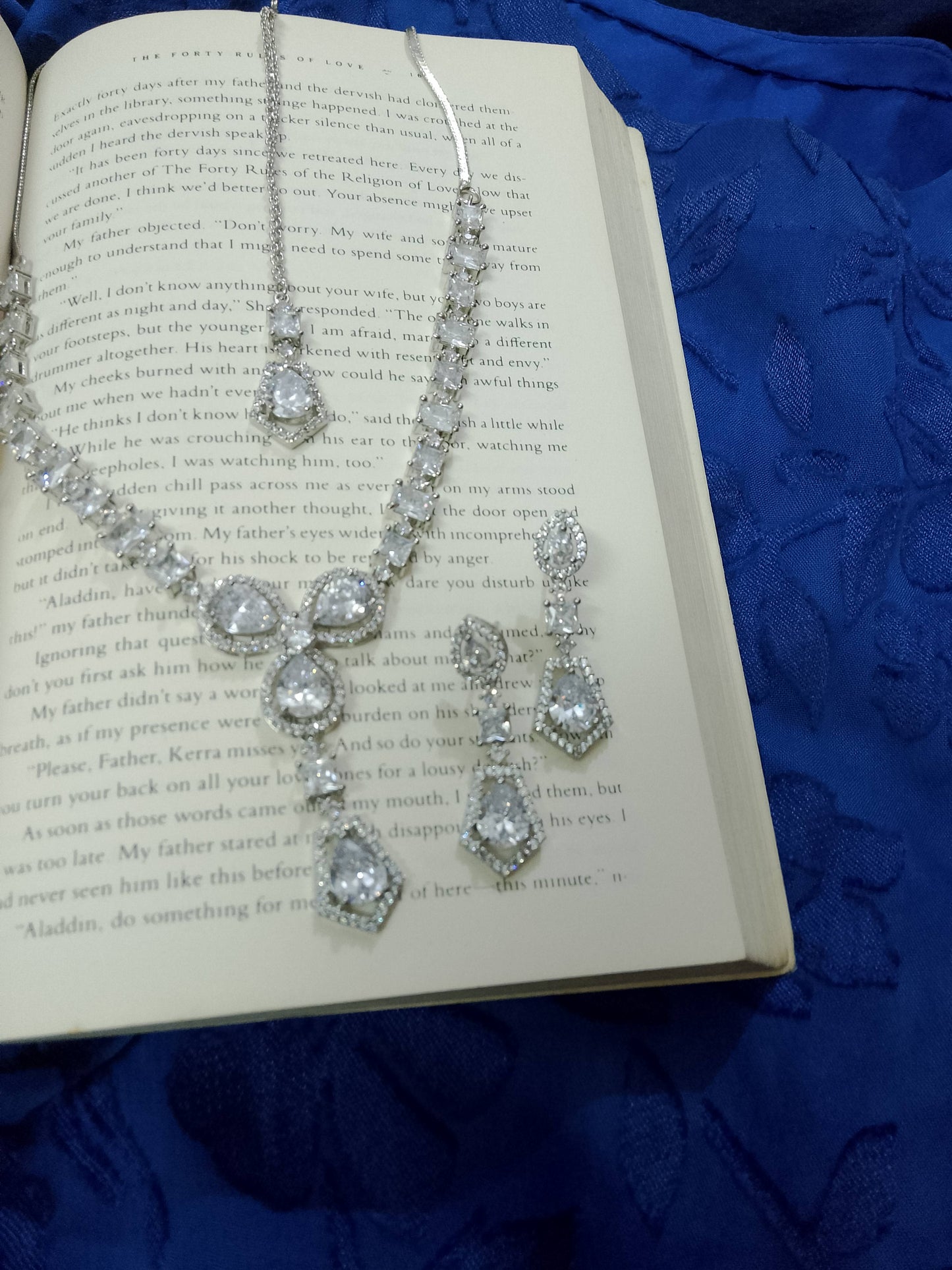 Crystal Radiance Necklace Set – Silver-Tone Teardrop Design