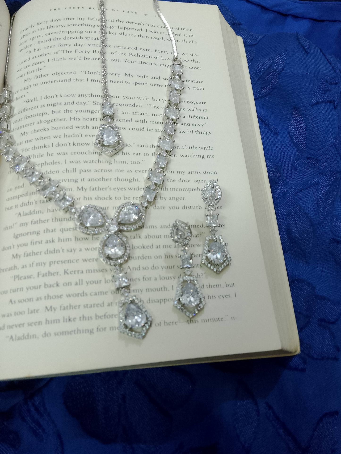 Crystal Radiance Necklace Set – Silver-Tone Teardrop Design