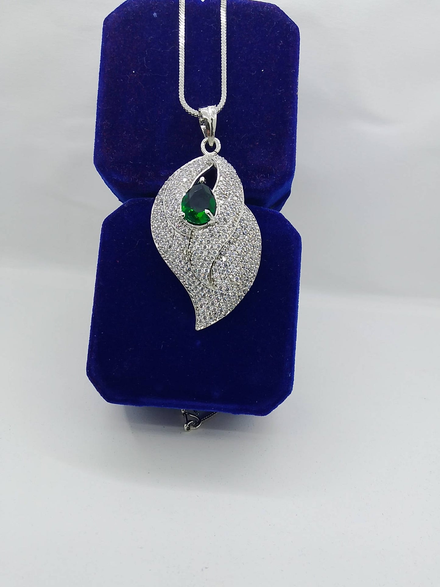 Elegant Green Stone Leaf Pendant – Premium Artificial Necklace