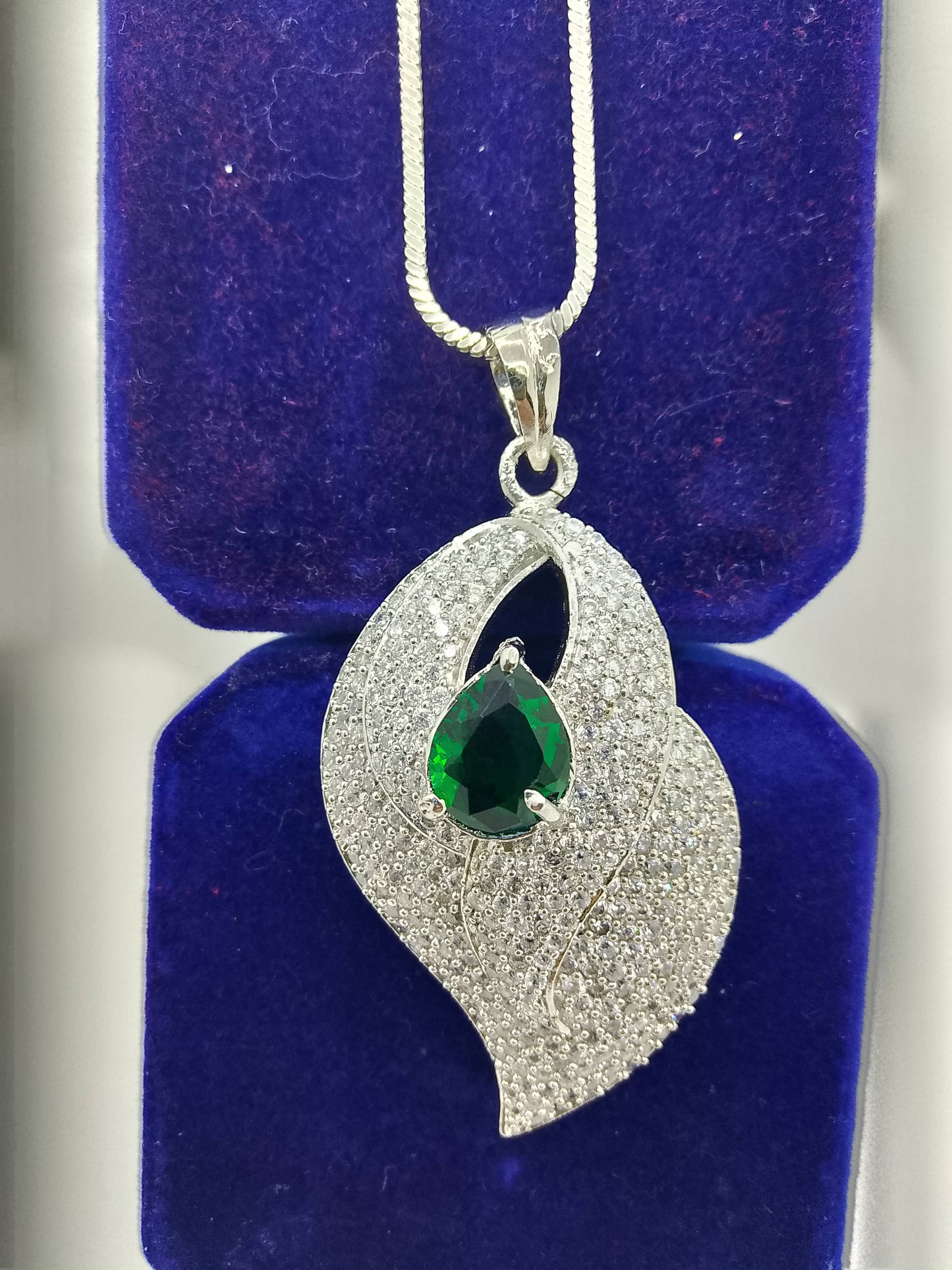Elegant Green Stone Leaf Pendant – Premium Artificial Necklace