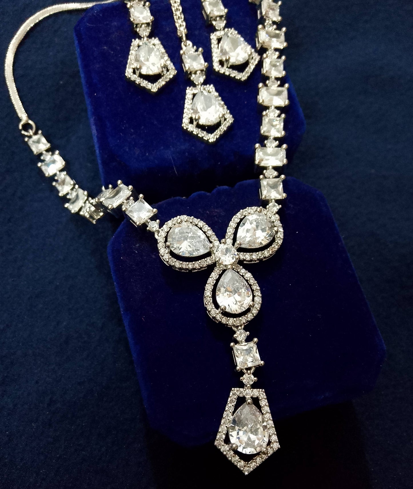 Crystal Radiance Necklace Set – Silver-Tone Teardrop Design