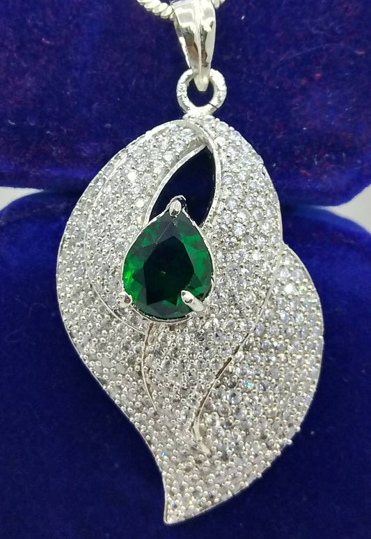Elegant Green Stone Leaf Pendant – Premium Artificial Necklace