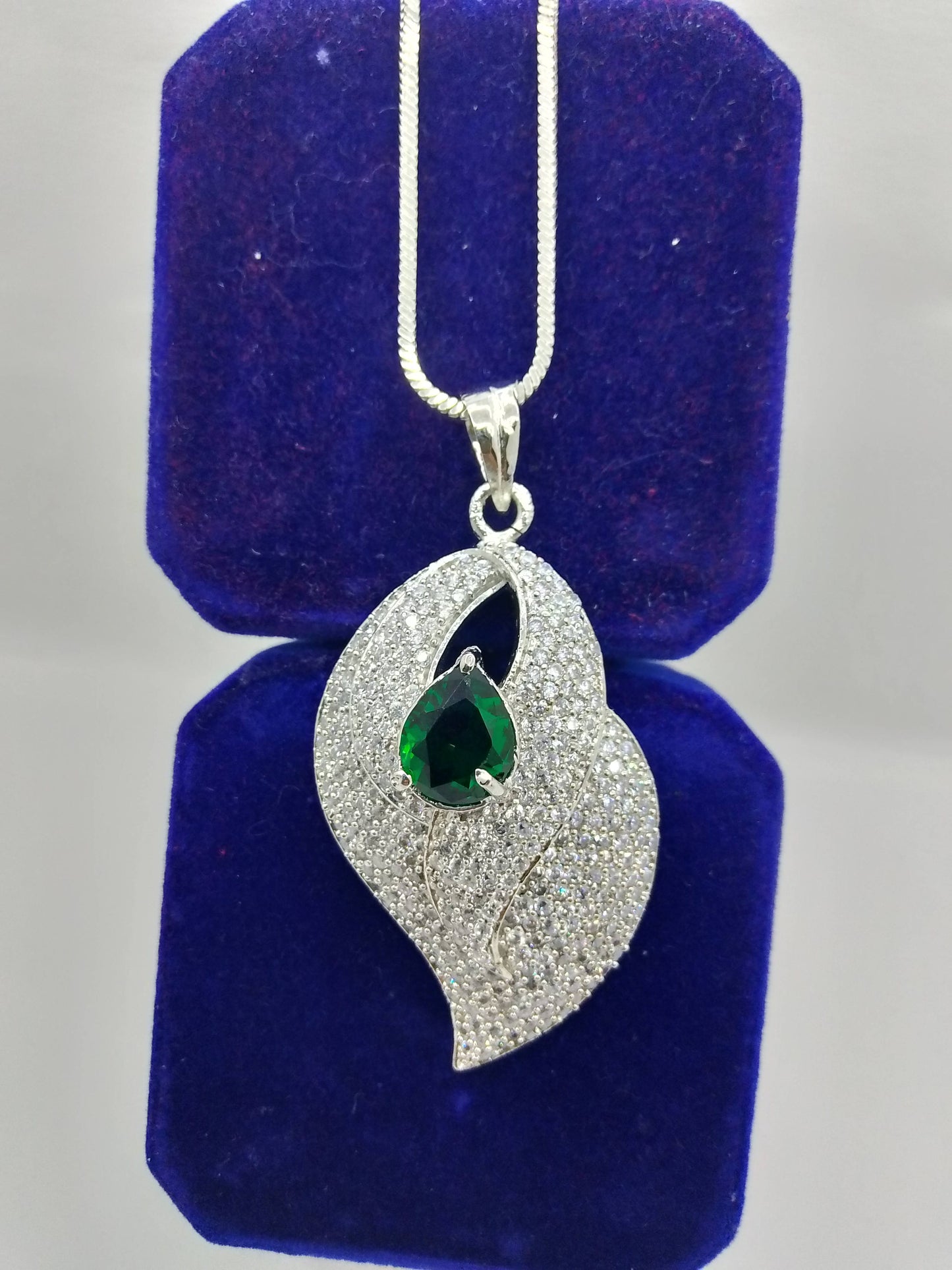 Elegant Green Stone Leaf Pendant – Premium Artificial Necklace