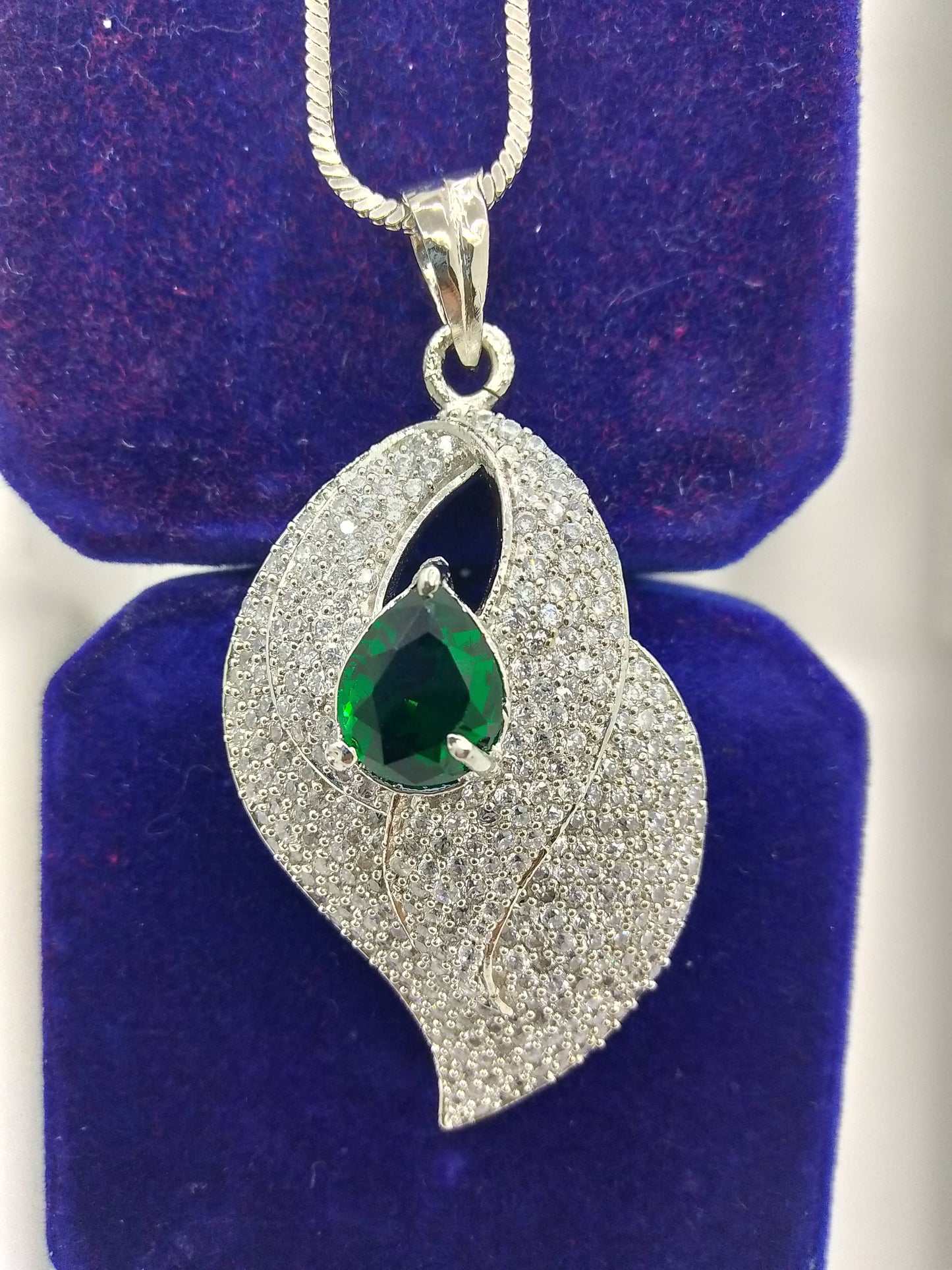 Elegant Green Stone Leaf Pendant – Premium Artificial Necklace